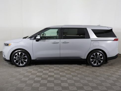 Used 2024 Kia Carnival EX image 18