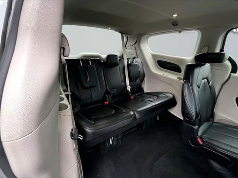 Used 2023 Chrysler Pacifica Touring-L image 27
