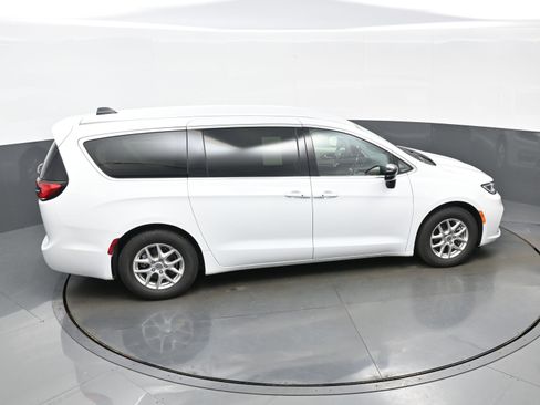 Used 2024 Chrysler Pacifica Touring-L FWD image 38