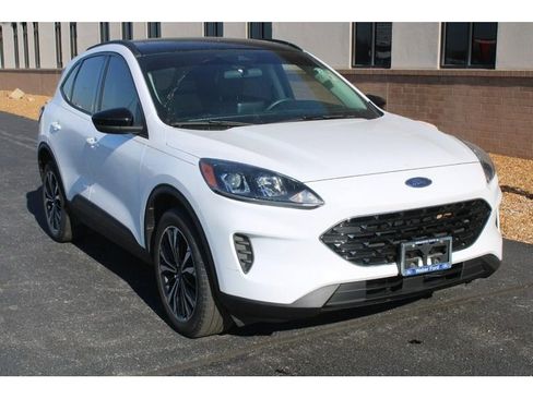 Used 2022 Ford Escape SE w/ SE Sport Appearance Package image 2