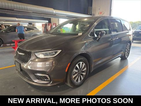 Used 2023 Chrysler Pacifica Touring-L FWD image 1