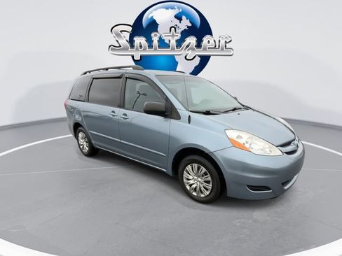 Used 2010 Toyota Sienna LE image 2