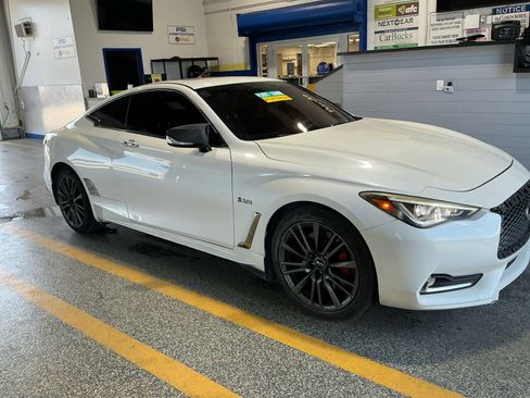 Used 2017 INFINITI Q60 Red Sport 400 AWD/4WD image 5