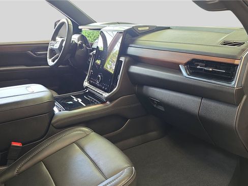 Used 2025 GMC Yukon XL Denali AWD/4WD image 16