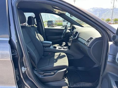 Used 2019 Jeep Grand Cherokee Laredo AWD/4WD image 31