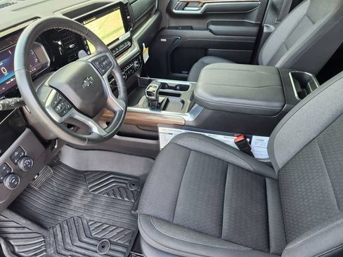 Used 2025 Chevrolet Silverado 1500 LT Trail Boss w/ Convenience Package II AWD/4WD image 4