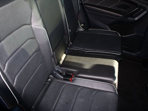 Used 2023 Volkswagen Tiguan SEL R-Line image 8