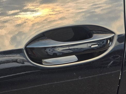 New 2025 Volkswagen Tiguan SE image 12