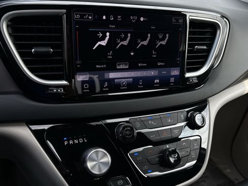Used 2023 Chrysler Pacifica Touring-L FWD image 21