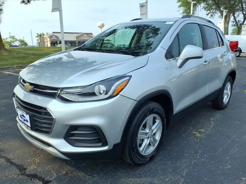 Used 2019 Chevrolet Trax LT w/ LT Convenience Package AWD/4WD image 3