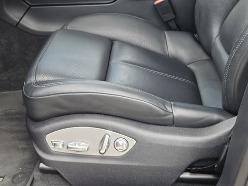 Certified 2023 Porsche Macan Turbo image 23