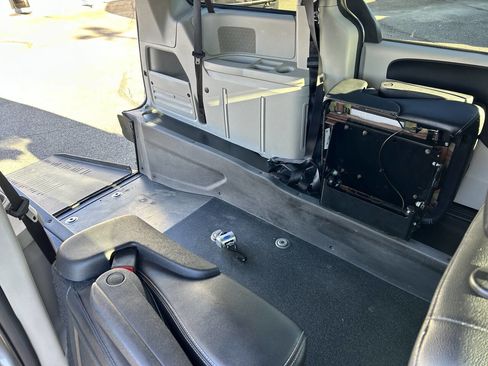 Used 2019 Dodge Grand Caravan SXT image 21