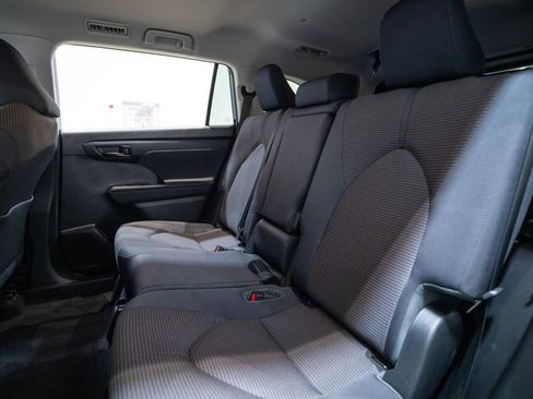 Used 2023 Toyota Highlander LE FWD image 33