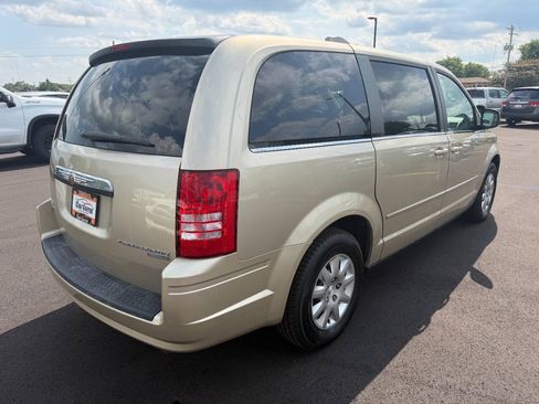 Used 2010 Chrysler Town & Country LX FWD image 5