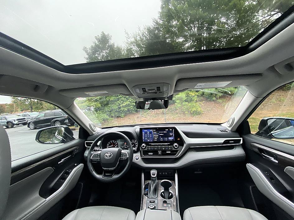 Certified 2021 Toyota Highlander Platinum AWD/4WD image 36