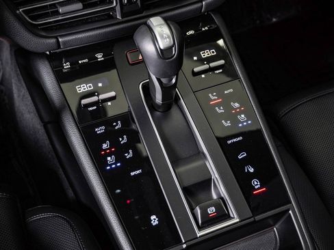 Certified 2024 Porsche Macan image 24