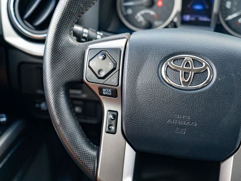 Used 2018 Toyota Tacoma SR5 AWD/4WD image 18