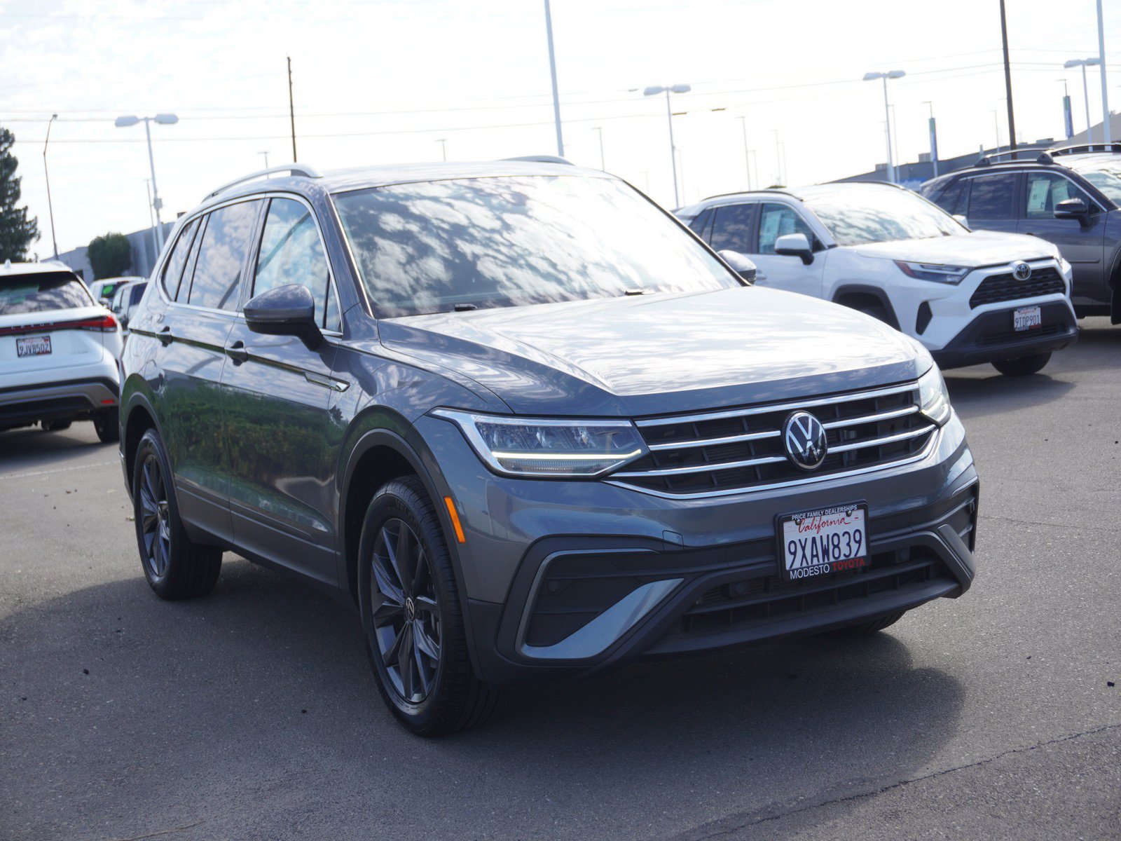 Used 2023 Volkswagen Tiguan SE w/ Panoramic Sunroof Package AWD/4WD image 1