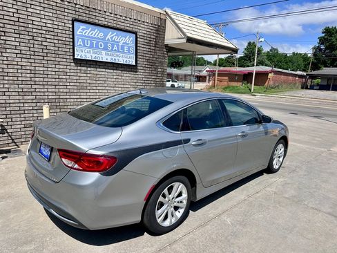 Used 2017 Chrysler 200 Limited Platinum w/ Comfort & Convenience Group FWD image 3