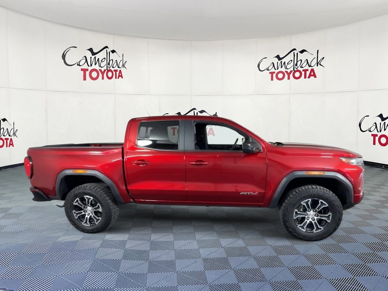 Used 2024 GMC Canyon AT4 w/ AT4 Premium Package AWD/4WD image 4