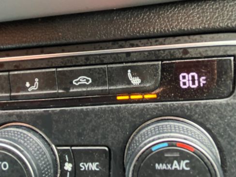 Used 2021 Volkswagen Atlas SE image 34