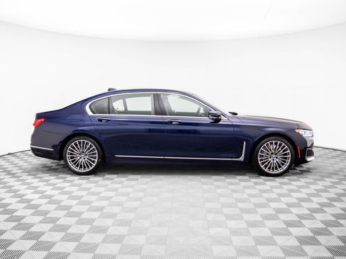 Certified 2022 BMW 750i xDrive w/ Luxury Rear Seating Package image 8
