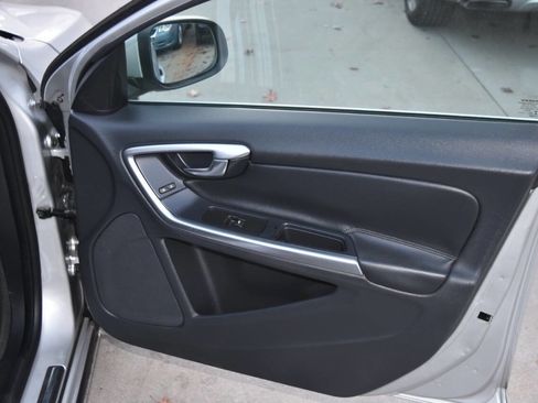 Used 2015 Volvo V60 T5 Premier image 37