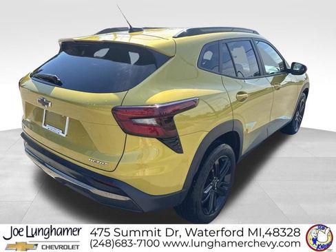 Used 2024 Chevrolet Trax ACTIV w/ Sunroof Package FWD image 3