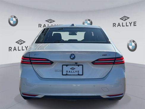 Certified 2025 BMW i5 xDrive40 w/ Premium Package image 8