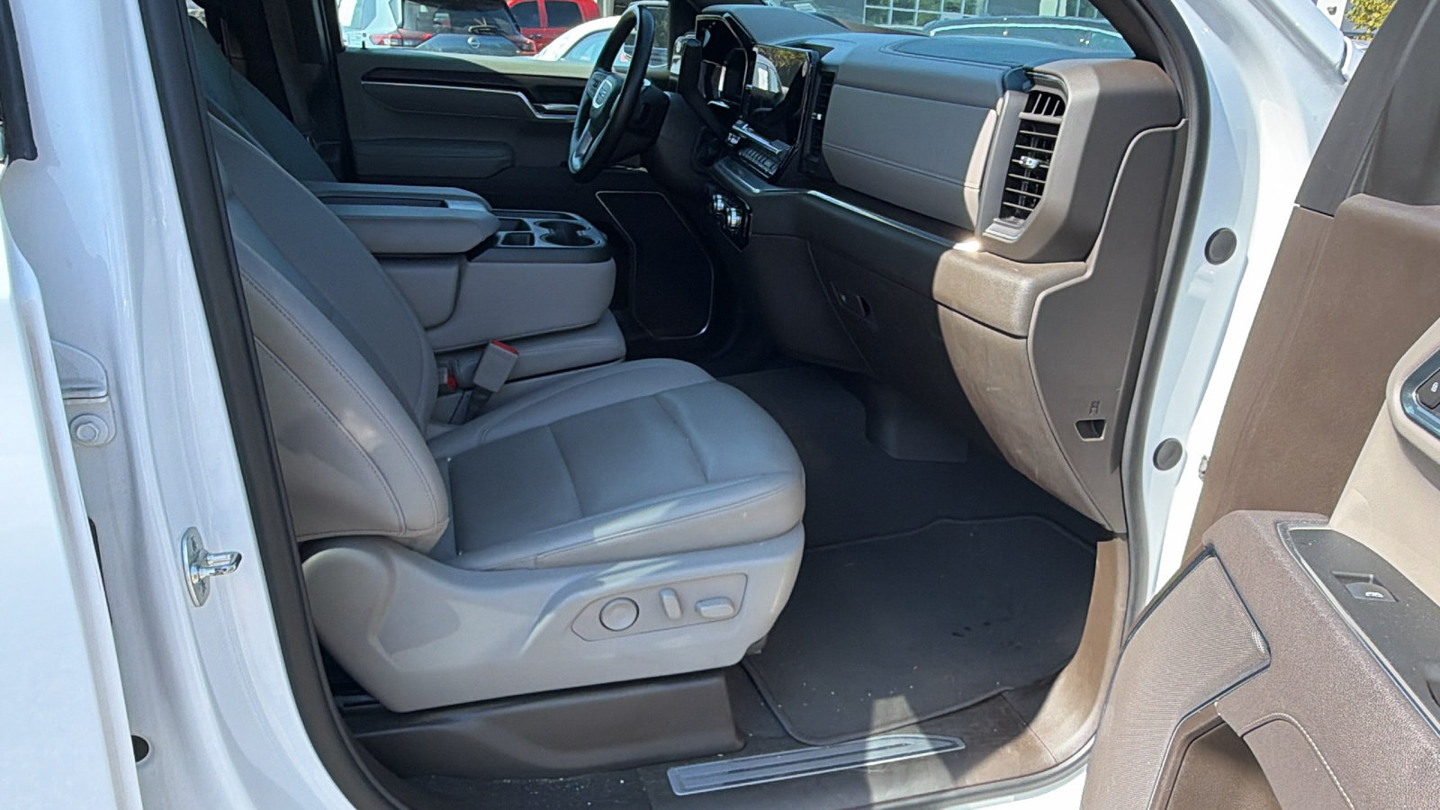 Used 2025 GMC Sierra 1500 SLT AWD/4WD image 18