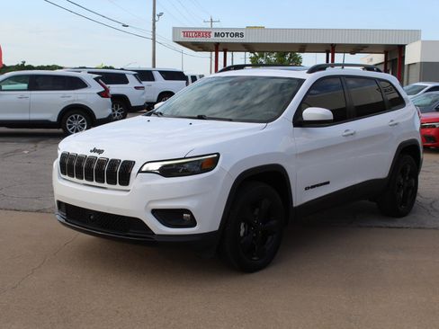 Used 2021 Jeep Cherokee Latitude Plus AWD/4WD image 11