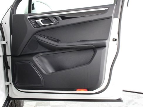 Certified 2026 Porsche Macan image 23