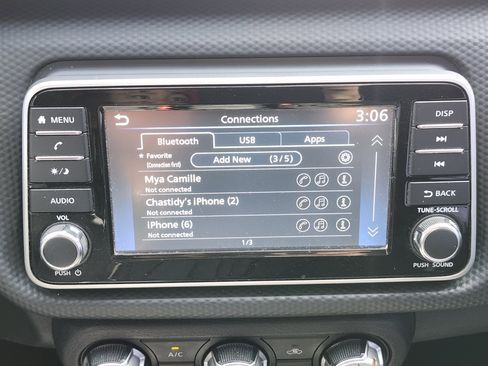 Used 2021 Nissan Kicks S image 4