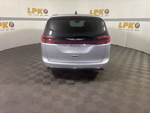 Used 2024 Chrysler Pacifica Touring-L image 4