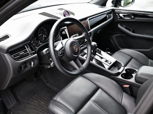 Certified 2024 Porsche Macan image 4