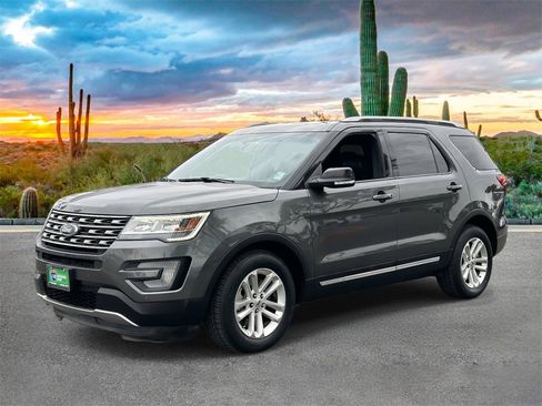 Used 2017 Ford Explorer XLT w/ Equipment Group 202A image 6
