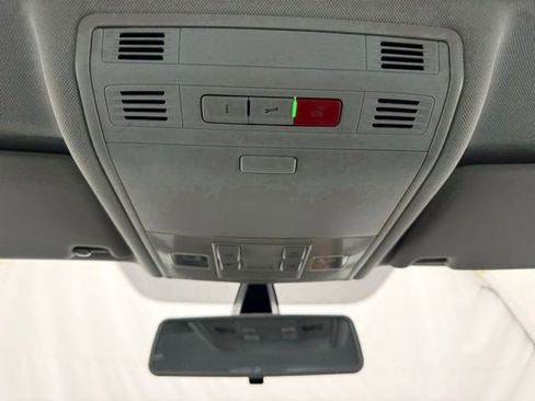 Used 2016 Volkswagen e-Golf SE w/ DC Fast Charging Package image 37