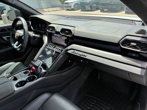 Used 2022 Lamborghini Urus AWD/4WD image 30