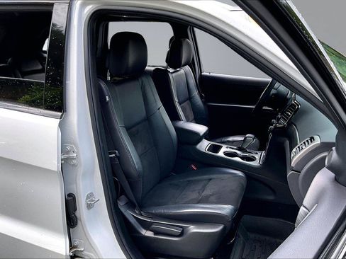 Used 2019 Jeep Grand Cherokee Altitude AWD/4WD image 19