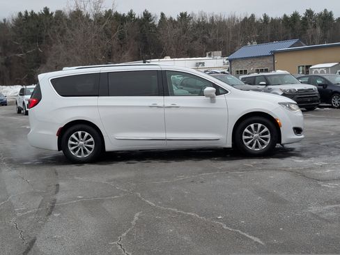 Used 2018 Chrysler Pacifica Touring-L image 13