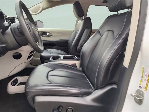 Used 2023 Chrysler Pacifica Touring-L image 29