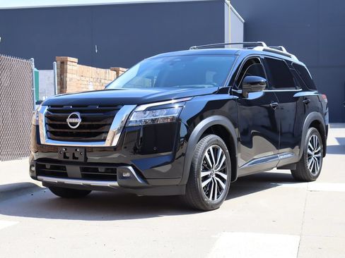 Used 2024 Nissan Pathfinder Platinum w/ Lighting Package (N92) FWD image 2