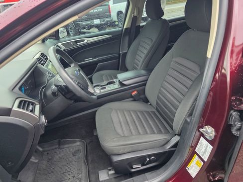 Used 2018 Ford Fusion SE w/ Fusion SE Technology Package image 4