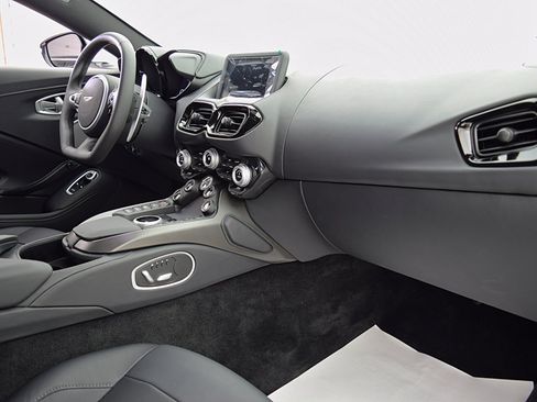 Used 2023 Aston Martin V8 Vantage Coupe RWD image 36