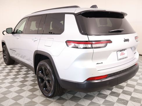 Used 2025 Jeep Grand Cherokee L Limited w/ Black Appearance Package AWD/4WD image 26