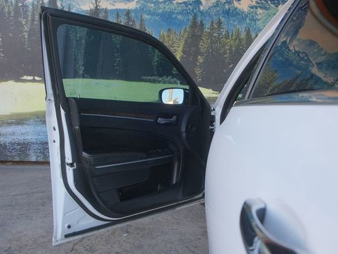 Used 2013 Chrysler 300 Motown image 10