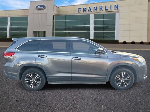 Used 2017 Toyota Highlander LE image 8