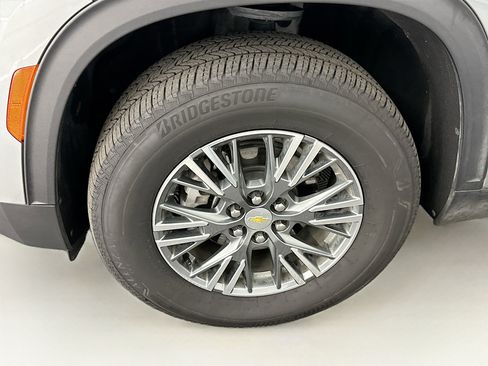 Used 2025 Chevrolet Traverse LT image 11