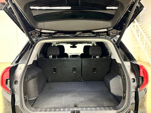 Used 2024 GMC Terrain SLE w/ Driver Convenience Package FWD image 23