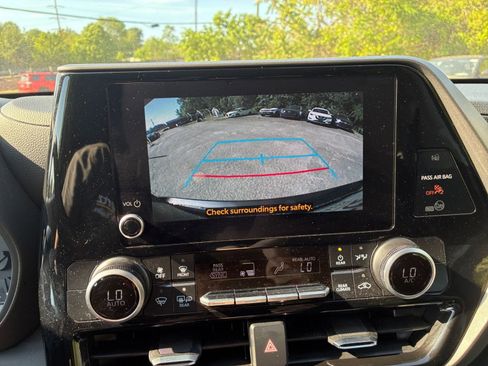 Used 2025 Toyota Highlander LE FWD image 17